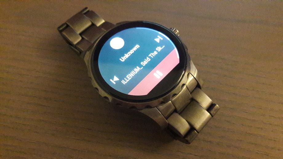 can-smartwatch-play-music-listening-to-music