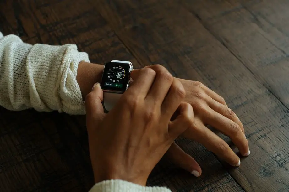 smartwatch-vs-smartphone-apple-watch