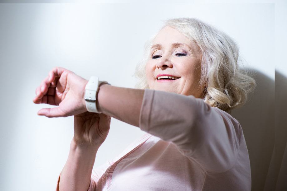 smartwatches-for-elderly-older-women