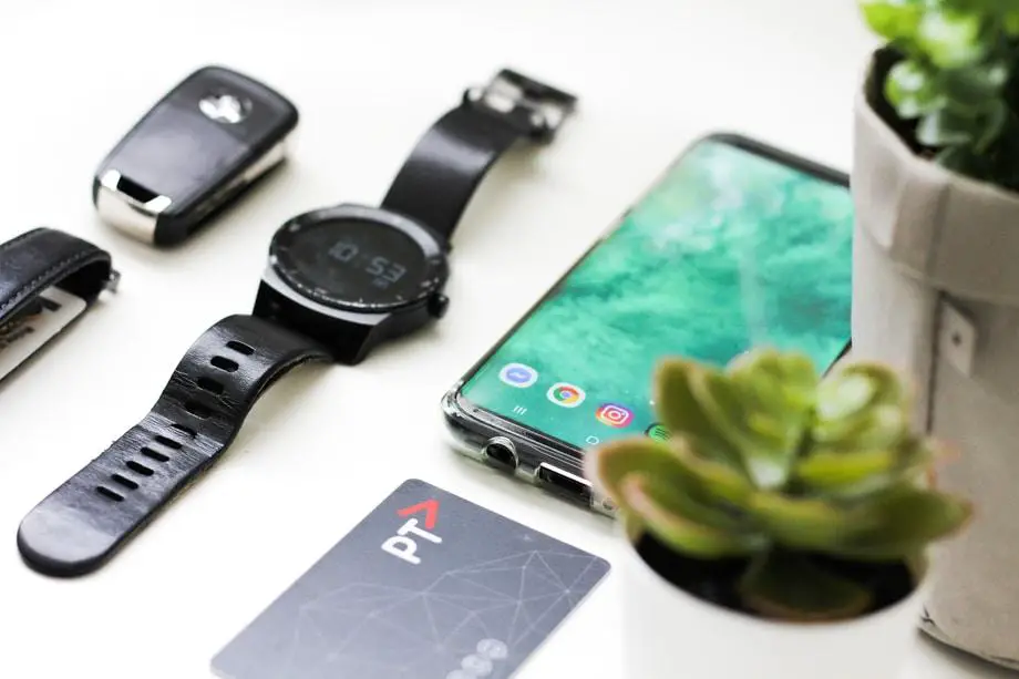 the-best-smartwatches-for-essential-smartphones-smartphone-and-smartwatch